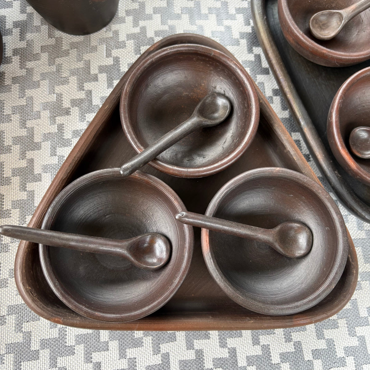 Set Salsero de greda, 3 pocillos con cucharas