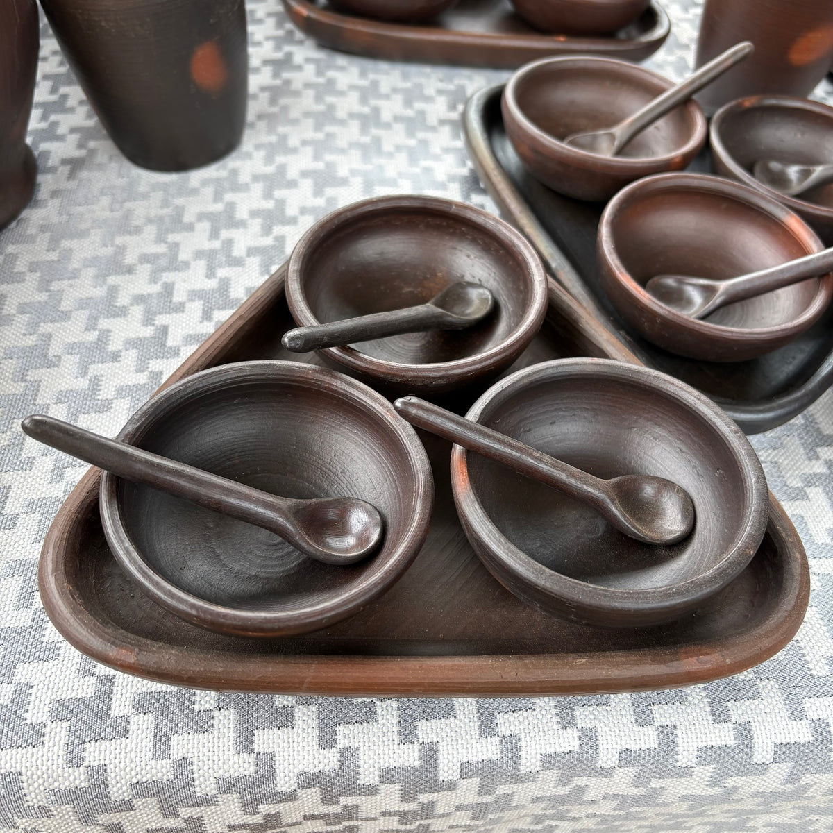 Set Salsero de greda, 3 pocillos con cucharas